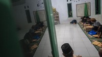 Kegiatan ngaji kitab kuning selama bulan suci Ramadhan merupakan tradisi di pondok pesantren tradisional atau salafi guna memperdalam ilmu agama mulai dari al-Quran, Fiqih, Nahwu, Shorof, dan Tasawuf. (Bagus Khoirunas/Antara Foto)