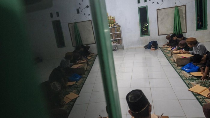 Santri mengikuti kajian Kitab Kuning di Ponpes Salafi Nurul Ihsan, Lebak, Banten, Kamis (14/4/2022). Kegiatan ngaji kitab kuning selama bulan suci Ramadhan merupakan tradisi di pondok pesantren tradisional atau salafi guna memperdalam ilmu agama mulai dari al-Qur'an, Fiqih, Nahwu, Shorof, dan Tasawuf. ANTARA FOTO/Muhammad Bagus Khoirunas/YU