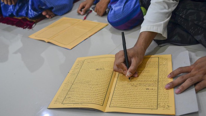 Sejumlah santri mengikuti kajian kitab kuning di Pondok Pesantren Darussalam, Kabupaten Ciamis, Jawa Barat, Rabu (13/4/2022). Pemerintah Provinsi Jawa Barat mencanangkan 17 Program Pesantren Juara dalam upaya memperkuat dan memandirikan pesantren dalam lembaga pendidikan yang ramah zaman, kompatibel dengan perkembagan zaman, dan siap menjawab tantangan zaman. ANTARA FOTO/Adeng Bustomi/aww.