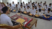 Pemerintah Provinsi Jawa Barat mencanangkan 17 Program Pesantren Juara dalam upaya memperkuat dan memandirikan pesantren dalam lembaga pendidikan yang ramah zaman, kompatibel dengan perkembagan zaman, dan siap menjawab tantangan zaman. (Adeng Bustomi/Antara Foto)