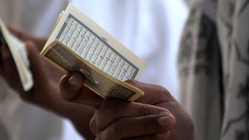 Santri membaca kitab kuning di Pondok Pesantren Assalafi Al Fithrah, Surabaya, Jawa Timur, Rabu (13/4/2022). Ngaji kitab kuning selama Ramadhan tersebut merupakan tradisi di pondok pesantren itu yang bertujuan meningkatkan keilmuan di bidang agama Islam. ANTARA FOTO/Patrik Cahyo Lumintu/Zk/aww.