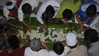 Kehangatan berbuka puasa bersama yang diikuti ratusan santri putra dan putri di Pondok Pesantren Darun Najah, merupakan agenda rutin selama bulan suci Ramadhan 1443 H. (Seno/Antara Foto)