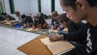 Santri mengikuti kajian Kitab Kuning di Ponpes Salafi Nurul Ihsan, Lebak, Banten, Kamis (14/4/2022). (Muhammad Bagus Khoirunas/Antara Foto)  