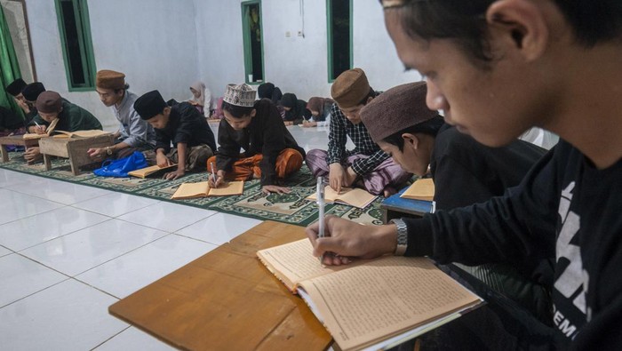 Begini Kehidupan Para Santri Memperkaya Amalan Ramadan Santri mengikuti kajian Kitab Kuning di Ponpes Salafi Nurul Ihsan, Lebak, Banten, Kamis (14/4/2022). Kegiatan ngaji kitab kuning selama bulan suci Ramadhan merupakan tradisi di pondok pesantren tradisional atau salafi guna memperdalam ilmu agama mulai dari al-Qur'an, Fiqih, Nahwu, Shorof, dan Tasawuf. ANTARA FOTO/Muhammad Bagus Khoirunas/YU