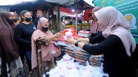 CEO Amaan Ratih Rachmawaty melakukan kegiatan berbagi dengan masyarakat sekitar Ciputat, Tangerang Selatan, dalam bentuk pembelian produk atau makanan dari ibu idAMAAN atau Sahabat Amaan.