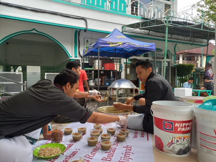 Pengurus Takmir Masjid Agung Jamik Singaraja saat menyiapkan bubur Kajanan menu khas buka puasa selama ramadan