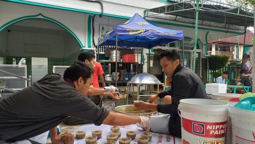 Pengurus Takmir Masjid Agung Jamik Singaraja saat menyiapkan bubur Kajanan menu khas buka puasa selama ramadan