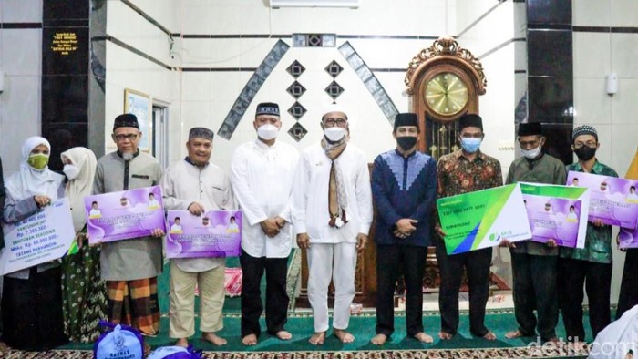 Bupati Ciamis Herdiat Sunarya memberikan insentif saat tarawih keliling di Panumbangan.