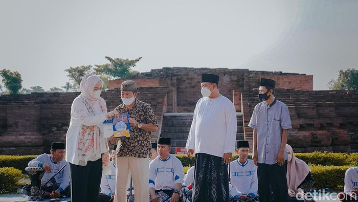 Bupati Karawang memberikan secara simbolis intensif kepada Jupel di seluruh Karawang berlokasi di Kompleks Percandian Batujaya.