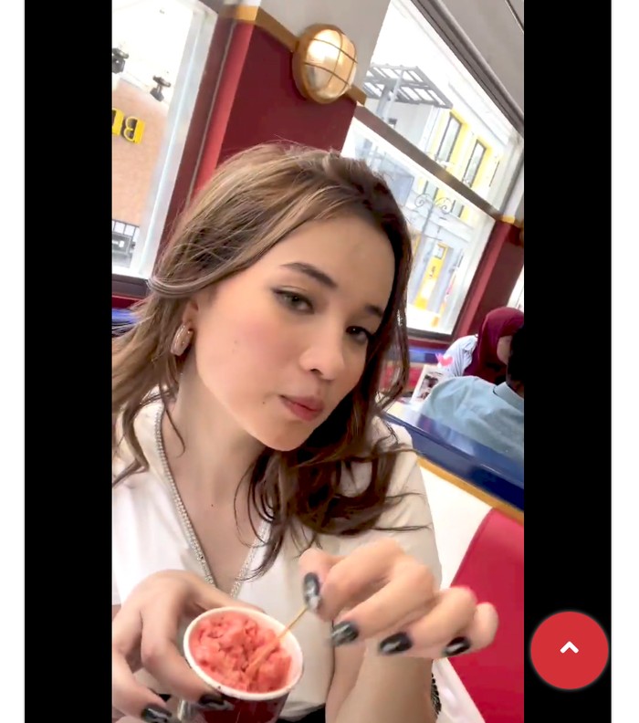 Cantiknya Rheina, Aspri ke-15 Hotman Paris Saat Makan Es Krim dan Pizza