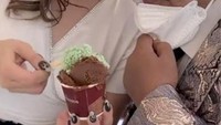 Selalu tampil mesra dan flamboyan dengan semua asprinya. Kali ini Hotman tampak manja disuapi es krim oleh Rheina yang menemaninya ke berbagai acara. Foto: Instagram @rheinabs