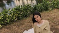 Piknik dengan tampilan kece dan kekinian. Menu yang dipilih Rheina cukup sederhana namun Instagrammable. Ada empat buah apel, hingga dua cangkir teh hangat. Foto: Instagram @rheinabs