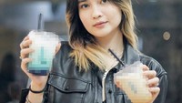 Kadang tampil dewasa, tapi bisa juga tampil imut. Rheina memiliki banyak followers di Instagram, ia juga suka ngopi dan nongkrong di kafe kekinian. Foto: Instagram @rheinabs