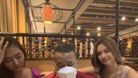 Nah kalau ini gaya Rheina yang cantik dan menawan saat menemani pengacara kondang makan malam. Rheina tak sendirian, ia datang dengan aspri Hotman Paris lainnya. Foto: Instagram @rheinabs