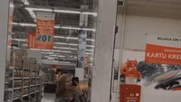 Rheina ternyata penggemar berat mie instan lho. Bahkan saat belanja di salah satu supermarket, ia tampak memborong satu kardus mie instan yang disukainya. Foto: Instagram @rheinabs