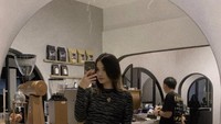 Selalu tampil cantik dan stylish, ini gaya modis Rheina saat tengah nongkrong di kafe dengan pakaian serba hitam yang membuatnya tampak dewasa. Foto: Instagram @rheinabs