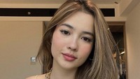  Sepak terjang pengacara kondang Hotman Paris dalam mencari aspri cantik tak perlu diragukan lagi. Kini jumlah asprinya sudah mencapai puluhan, namun Hotman cukup sering memamerkan Rheina, aspri ke-15 yang dia ajak makan es krim hingga makan malam bareng. Foto: Instagram @rheinabs