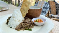 Nasi Se’i Sodemolek (Rp 75 ribu). Berupa nasi putih dengan topping sei sapi, tumis daun dan bunga pepaya, serta sambal luat.