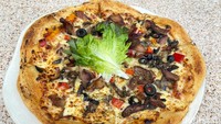Mau cicip yang unik? Coba Supreme Sei Pizza (Rp 120 ribu) yang diberi topping saus tomat dan keju mozzarella, serta potongan sei sapi.