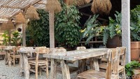 Area restoran ada indoor dan outdoor. Nuansanya begitu kental dengan pernak-pernik khas Rote.