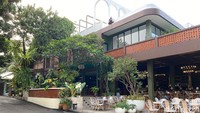 Casa de Rote berlokasi di Jalan Anggrek Nomor 11, Pondok Kacang. Areanya seluas 2.500 meter persegi, menempati bekas bekas pabrik kacang lurik khas Rote, NTT.