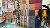 Ada juga toko kerajinan tangan yang menjual produk-produk UMKM Indonesia terkurasi. Banyak produk kain tenun khas NTT di sini.