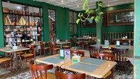 Suasana bersantap indoor yang nyaman di Casa de Rote. Bikin kamu betah berlama-lama!
