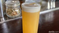 Mocktail juga jadi menu andalan di sini. Elsjes Lover diracik dari air jahe. lengkuas, air lemon, hingga air soda. Mirip bir!