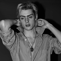 Casil McArthur memulai kariernya sebagai model wanita namun selalu merasa berada di tubuh yang salah. Hingga pada akhir 2015, dia sudah tidak tahan lagi berpenampilan selayaknya wanita dan menjalani terapi hormon testosteron untuk bertransisi jadi pria. Kini dia masuk dalam daftar model transgender paling top. Foto: Instagram/@casil_the_goat_lord