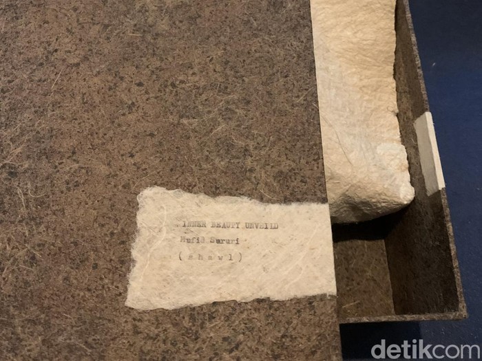Daluang, kertas tradisional asli Indonesia.