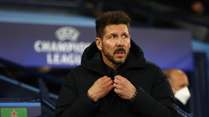 MANCHESTER, ENGLAND - APRIL 05: Diego Simeone, Head Coach of Atletico Madrid looks on prior to the UEFA Champions League Quarter Final Leg One match between Manchester City and Atletico Madrid at City of Manchester Stadium on April 05, 2022 in Manchester, England. (Photo by Clive Brunskill/Getty Images)