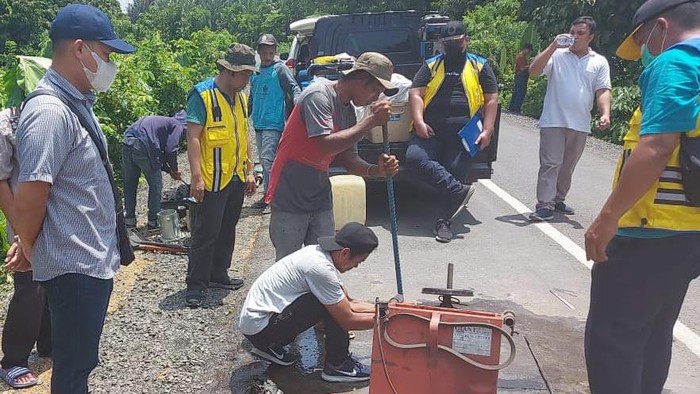 Pemeriksaan proyek jalan.