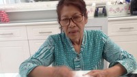 TRIPLE COMBO BERAT menunya!! 👍🏿👍👍🏻 thx oma😘, kata Ello. Ia terlihat senang dimasaki nasi goreng, telur dadar, dan mie goreng oleh neneknya.