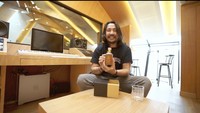 Penyanyi 39 tahun ini eksis di Instagram dengan lebih dari 248 ribu followers. Ia juga beberapa kali pamer momen terkait kuliner. Seperti ketika mempromosikan kopi King Arthur asal Surabaya.