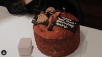 Ello ternyata tipe pasangan romantis lho! Ia merayakan ulang tahun kekasih yang sekarang jadi istrinya, Cindy Maria, dengan memberikan cake red velvet.