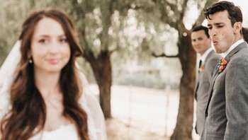 Upps, lirikan groomsmannya seolah naksir sama pengantin wanita. Foto: Brightside