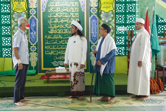 Ganjar Pranowo Beri Santunan ke Masjid di Jateng