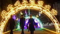 Festival cahaya ini digelar dalam rangka memperingati 110 tahun kelahiran mendiang pemimpin mereka Kim Il Sung, pendiri Korea Utara sekaligus kakek Kim Jong Un, pemimpin Korut saat ini.  