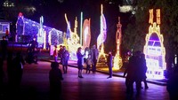Warga berfoto di festival cahaya di Kim Il Sung Square di Pyongyang, Korea Utara, Kamis (14/4/2022) waktu setempat.  