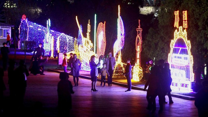 Gemerlap Festival Cahaya Peringati Kelahiran Pendiri Korut Kim Il Sung Citizens visit a light festival in celebration of 110th birth anniversary of their late leader Kim Il Sung at Kim Il Sung Square in Pyongyang, North Korea Thursday, April 14, 2022. (AP Photo/Cha Song Ho)