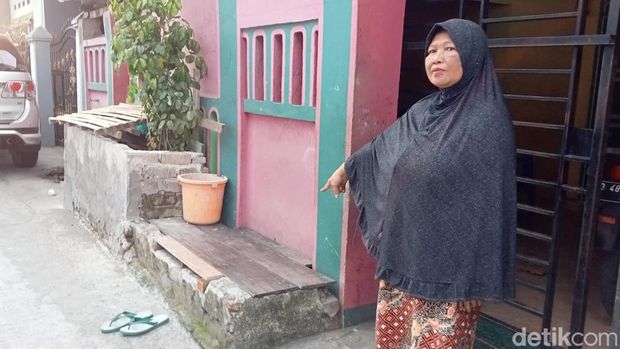 Ibu bocah dibegal saat main game di tepi jalan di Makassar menunjukkan lokasi pencurian (detikSulsel/Muh Ishak Agus)
