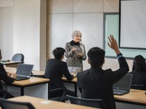 Mahasiswi Nonmuslim Kuliah di Kampus Islam, Apakah Wajib Berhijab?