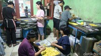 Karena adanya kenaikan harga pedagang saat ini mengaku mengalami penurunan omzet hingga 20 persen. 
