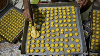 Pedagang berharap seminggu sebelum lebaran omset akan meningkat dikarenakan kebutuhan akan kue kering untuk camilan saat lebaran.