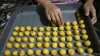 Tangan-tangan terampil pekerja terlihat sangat apik dalam membuat kue.