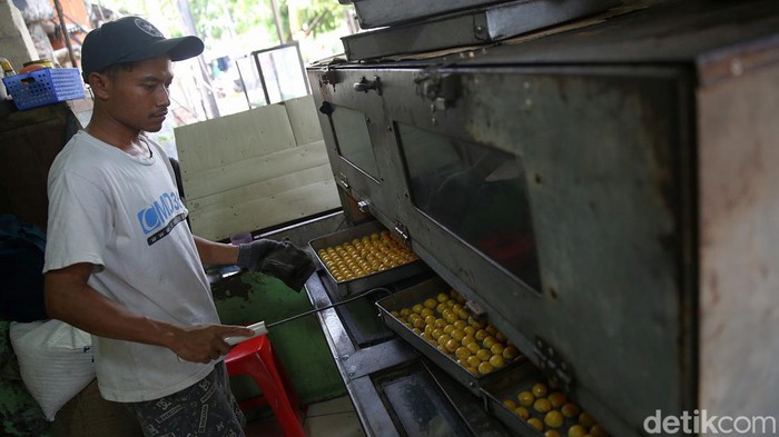 Pedagang kue kering terpaksa menikan harga jual imbas bahan baku ikut naik. Mereka mengaku mengalami penurunan omzet hingga 20 persen.