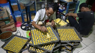 Nelangsa Pedagang Kue Kering Imbas Bahan Baku Naik