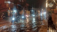 Warga palasari Roki (59) mengatakan banjir tersebut terjadi sejak sore hari pada pukul 17.00 WIB. Kata dia, setelah ada hujan lagi langsung banjir lagi malam harinya.