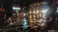 Roki menjelaskan setiap hujan tiba kawasan tersebut selalu mengakibatkan genangan banjir. Menurutnya hal tersebut diakibatkan tersumbatnya drainase oleh sampah. Dia mengungkapkan ketinggian banjir di wilayah tersebut berkisar sekitar selutut orang dewasa.