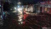 Di tempat yang sama, salah satu pengendara mogok, Elga (30) menuturkan selalu terjebak genangan banjir yang ada di jalan tersebut. Bahkan, kata dia, banjir tersebut kerap terjadi di wilayah tersebut jika hujan tiba. Elga menjelaskan banjir di wilayah tersebut biasanya tidak sebesar saat ini.